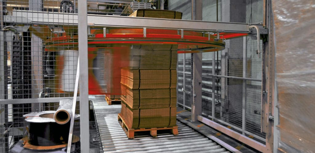 automated pallet system wrapping pallets with protective packaging